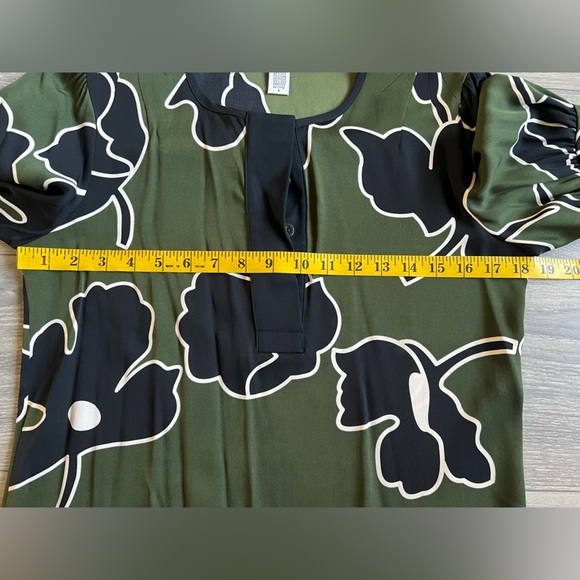 Diane Von Furstenberg Olive Green & Black Floral Print Silk Blouse size 6 - Picture 11 of 12
